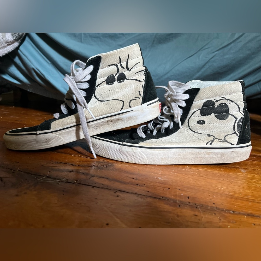 Limited edition VANS x PEANUTS. Lightly worn, still in great condition.